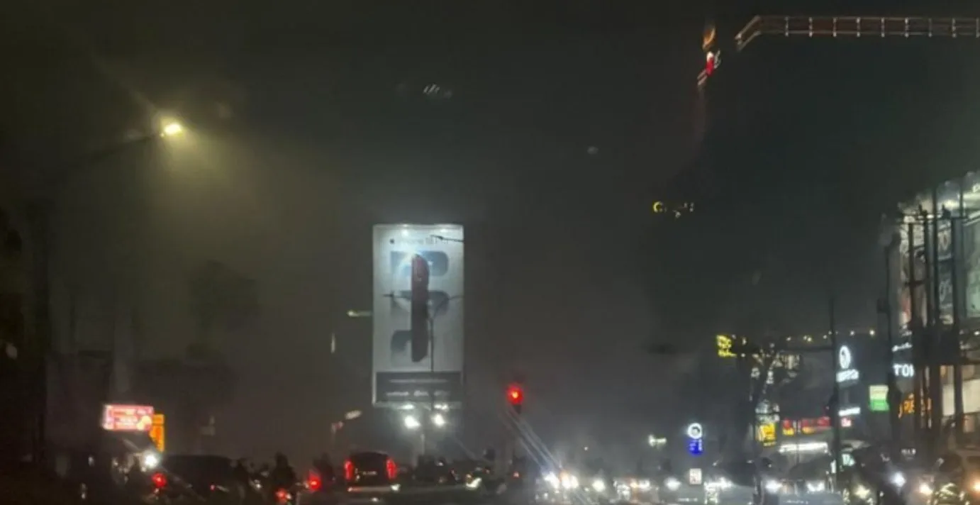 Palembang Kembali Berasap, Perjalanan Malam Warga Diwarnai Keluhan Mata Perih